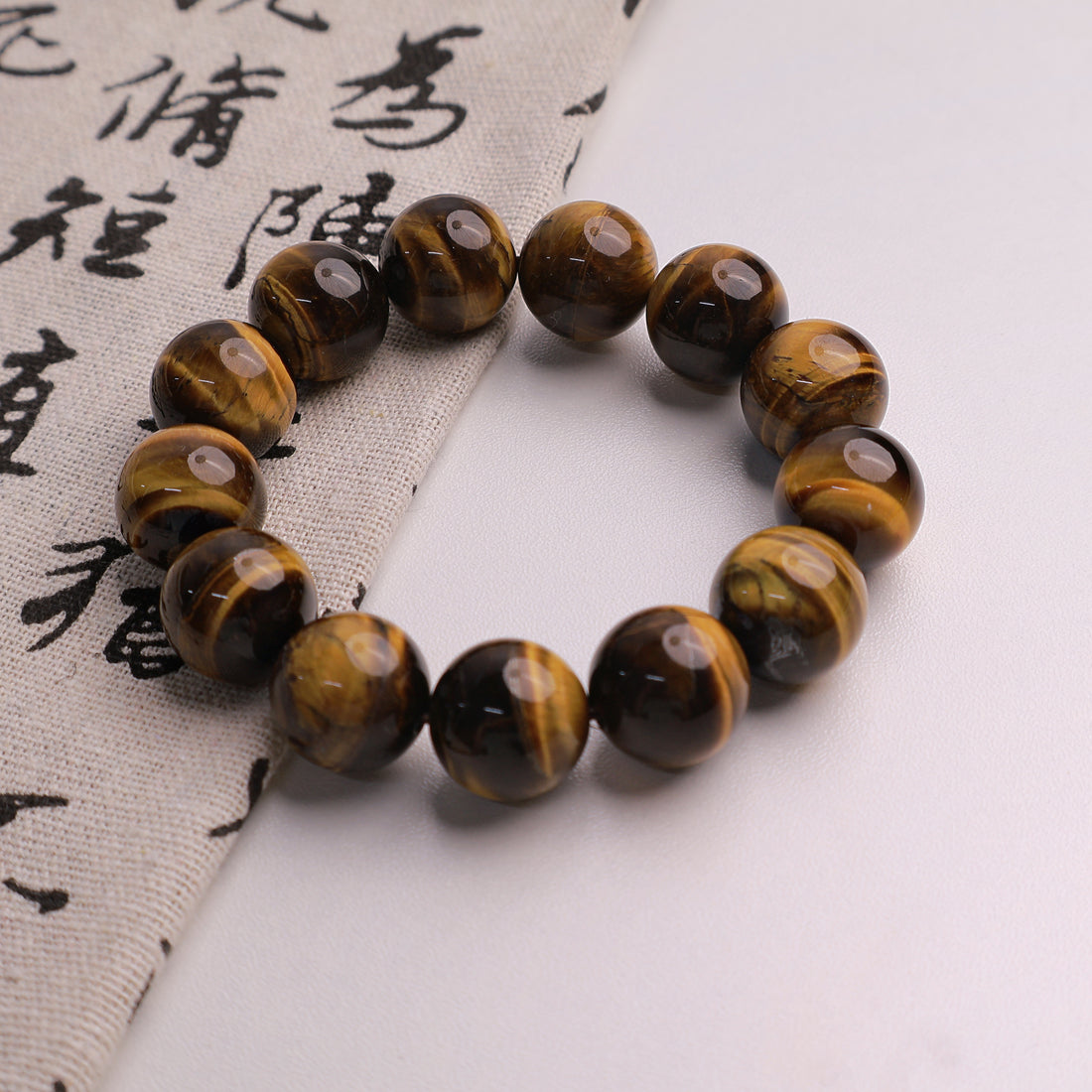 Yellow Tiger's Eye Bracelet: A Choice for Harmonizing the Body and Mind, Blending Mysterious Power and Fashion